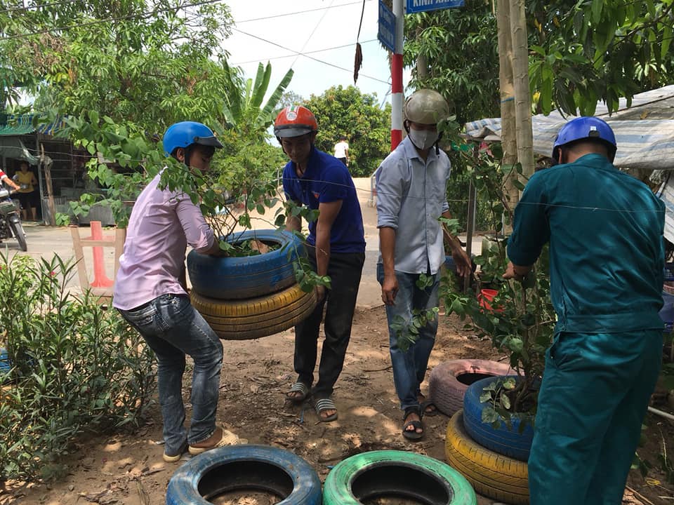 Thanh niên tái chế vỏ xe đã qua sử dụng thành chậu hoa